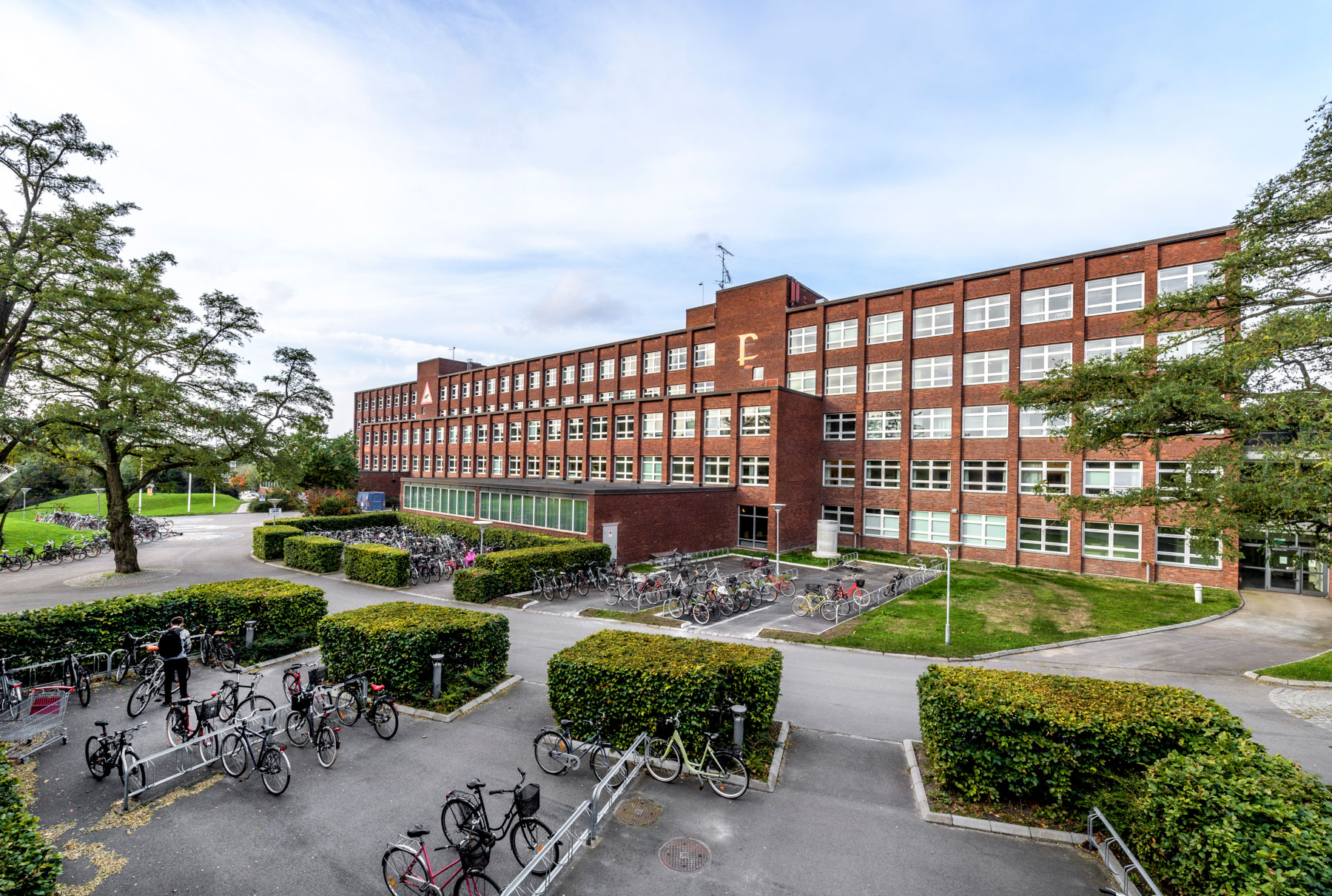 Matematikhusets entrance with cycle parking. Photo.